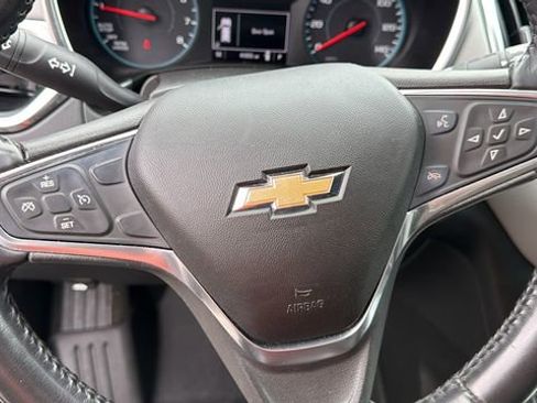 Used 2018 Chevrolet Equinox LT FWD image 16