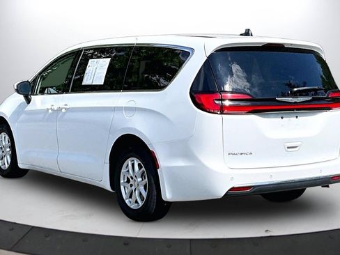 Certified 2023 Chrysler Pacifica Touring-L FWD image 7