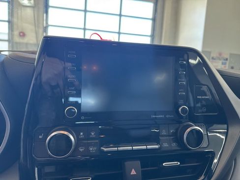 Used 2021 Toyota Highlander XLE AWD/4WD image 10