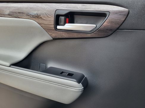 Used 2023 Toyota Highlander Limited image 10