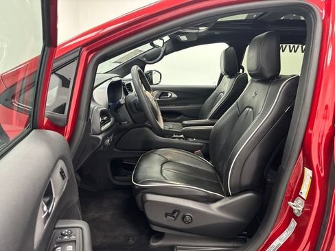 Used 2025 Chrysler Pacifica Limited FWD image 23