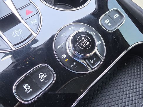 Used 2017 Bentley Bentayga AWD/4WD image 37