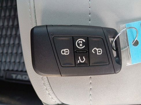 New 2025 Volkswagen Taos SE image 28