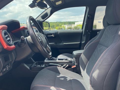 Used 2018 Toyota Tacoma TRD Sport w/ Technology Package AWD/4WD image 14