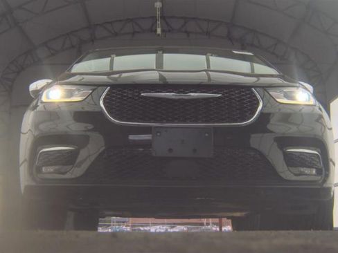 Used 2023 Chrysler Pacifica Limited image 4