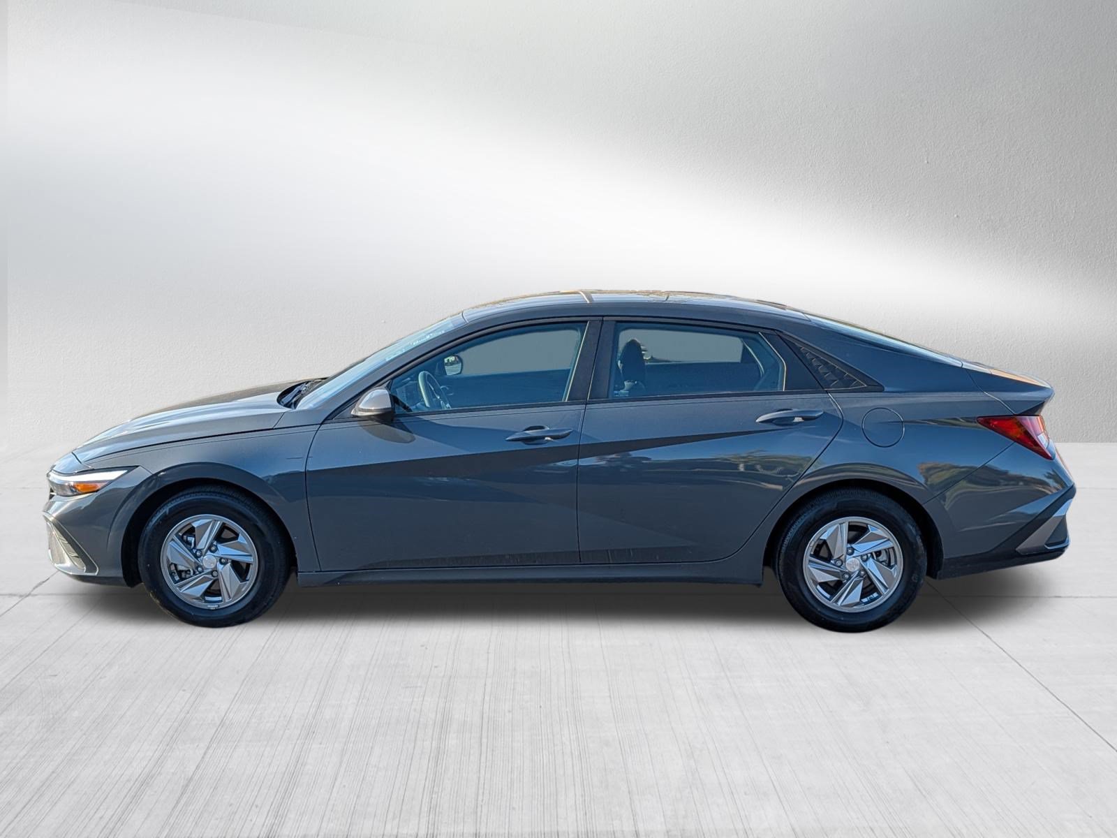 Used 2024 Hyundai Elantra SE FWD image 4
