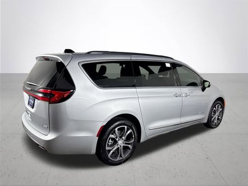 New 2026 Chrysler Pacifica Pinnacle image 6