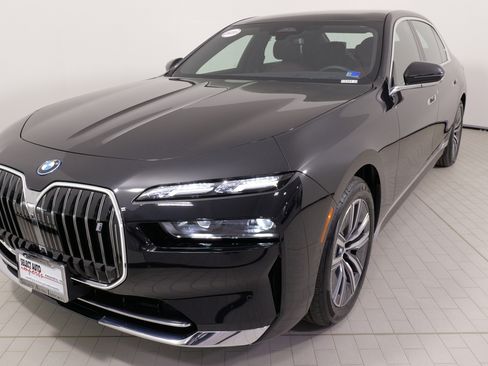 Used 2024 BMW i7 xDrive60 w/ Executive Package image 3