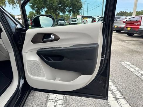 Used 2019 Chrysler Pacifica Touring-L FWD image 11