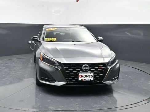 Used 2025 Nissan Altima 2.5 SR FWD image 2