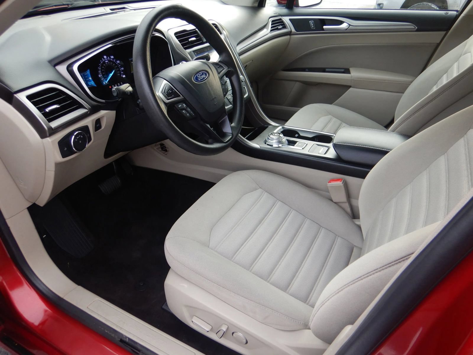 Used 2019 Ford Fusion SE FWD image 12