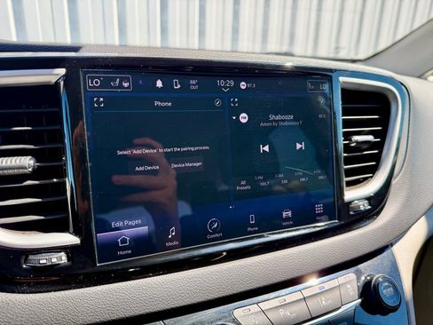 Used 2024 Chrysler Pacifica Touring-L FWD image 30