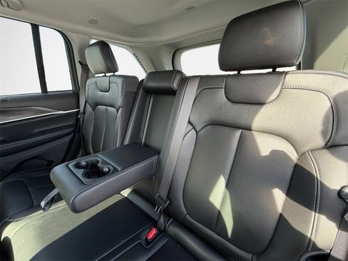 Used 2024 Jeep Grand Cherokee Limited w/ Luxury Tech Group II image 26