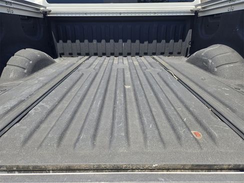 Used 2020 Nissan Titan SL w/ Moonroof Package image 31