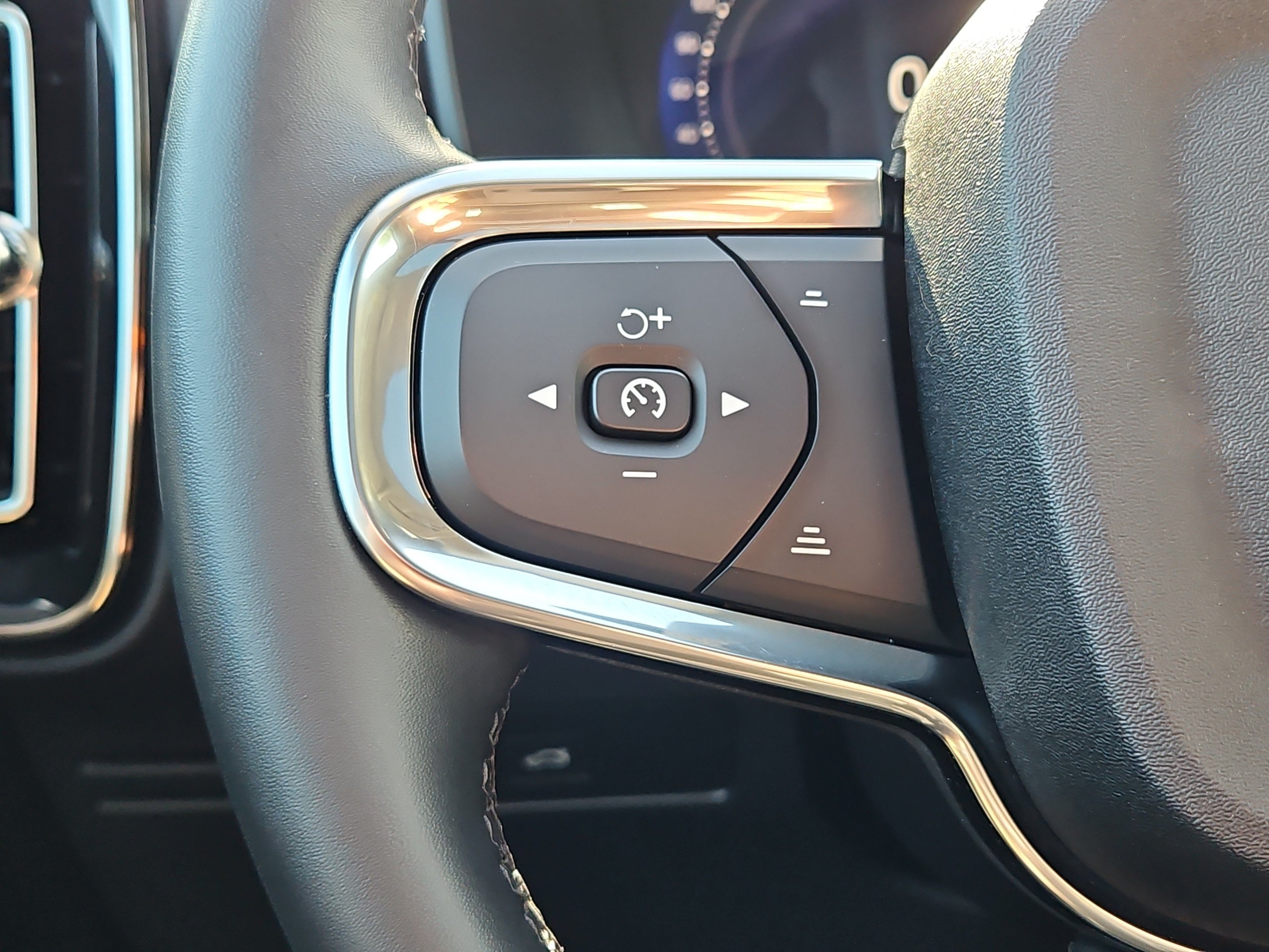 Used 2025 Volvo XC40 B5 Plus AWD/4WD image 19