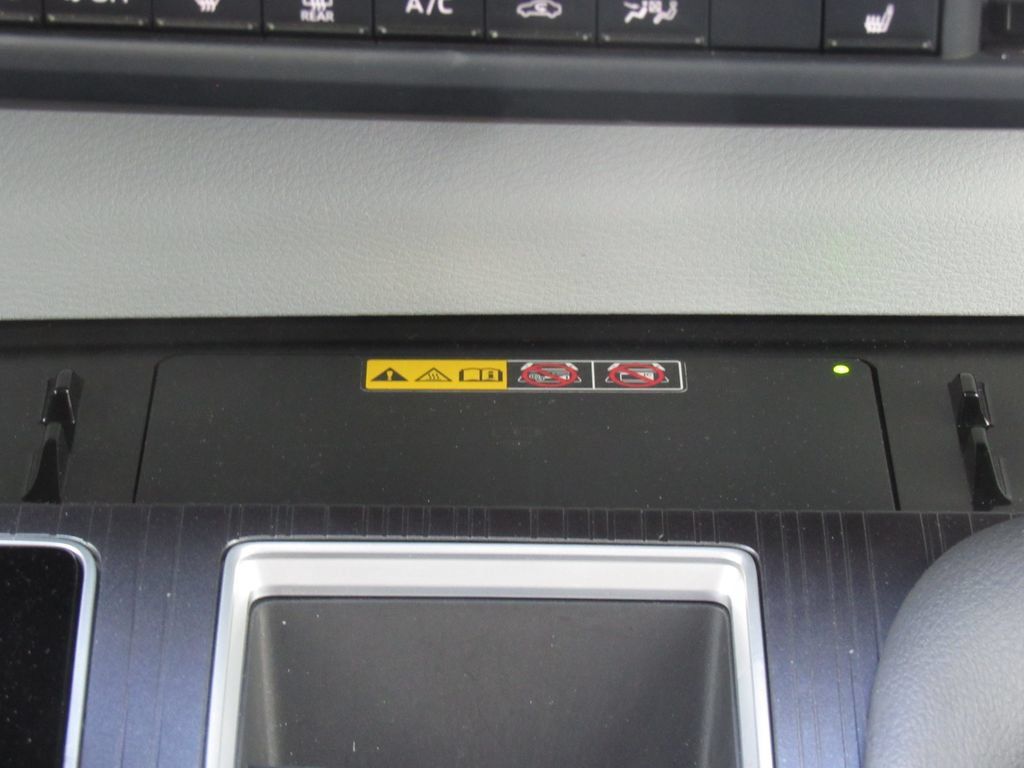 Used 2025 Toyota Sienna XLE FWD image 33