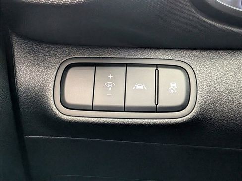 Used 2022 Hyundai Venue Limited image 18