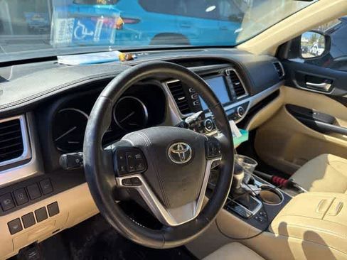 Used 2019 Toyota Highlander XLE image 6