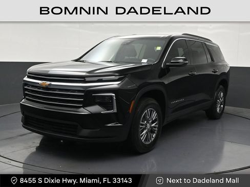 Used 2026 Chevrolet Traverse LT FWD image 1