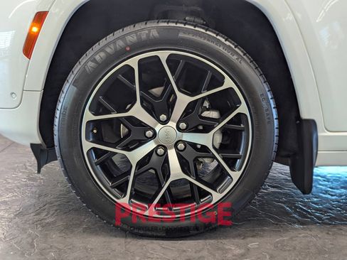 Used 2022 Jeep Grand Cherokee Summit AWD/4WD image 16