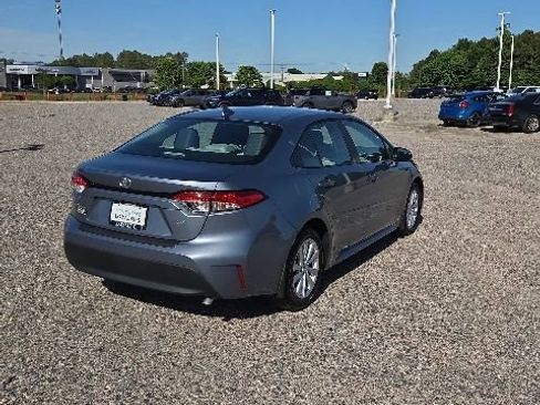 Used 2025 Toyota Corolla LE w/ LE Premium Package FWD image 5