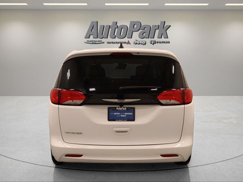 Certified 2023 Chrysler Voyager LX FWD image 8