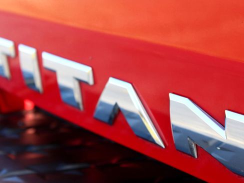 Used 2022 Nissan Titan SV w/ SV Convenience Package image 7