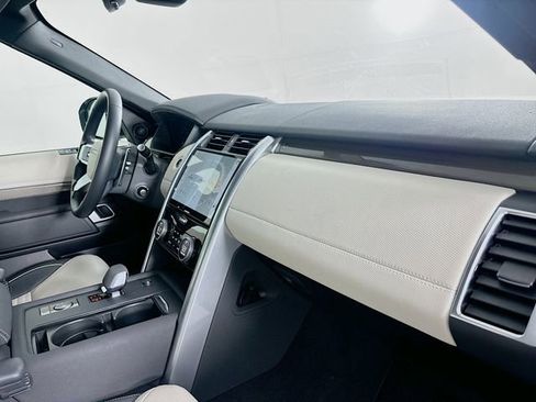 Used 2023 Land Rover Discovery Metropolitan Edition image 32