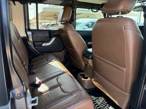Used 2018 Jeep Wrangler Unlimited Rubicon w/ Connectivity Group AWD/4WD image 16