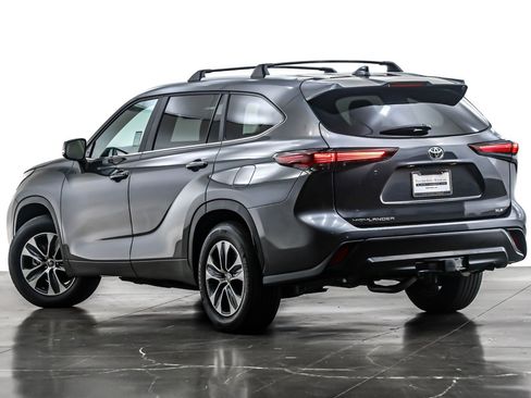 Used 2024 Toyota Highlander XLE image 12