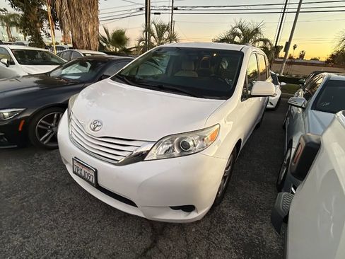 Used 2015 Toyota Sienna LE image 1