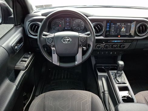 Used 2017 Toyota Tacoma TRD Off-Road AWD/4WD image 12