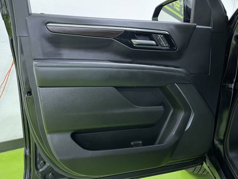 Used 2025 Chevrolet Suburban Z71 image 15