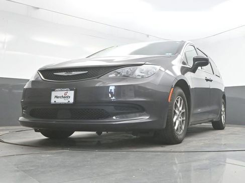 Used 2023 Chrysler Voyager LX image 32