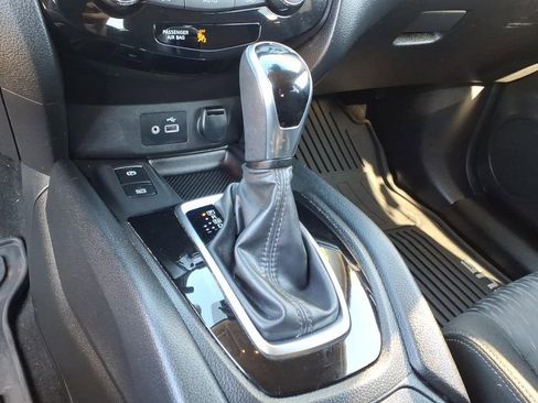 Used 2019 Nissan Rogue SV w/ Premium Package image 17