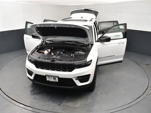 Used 2025 Jeep Grand Cherokee Altitude image 26