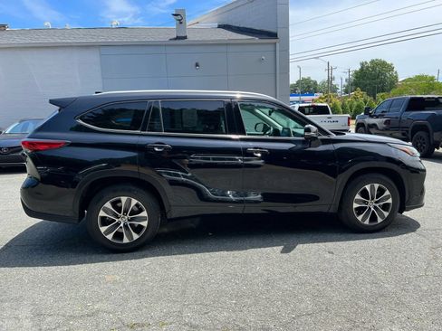 Used 2022 Toyota Highlander XLE FWD image 3