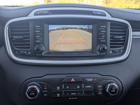 Used 2018 Kia Sorento LX image 26