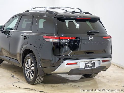 Used 2023 Nissan Pathfinder SL w/ Black Appearance Package AWD/4WD image 9