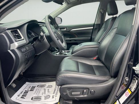 Used 2019 Toyota Highlander XLE AWD/4WD image 10