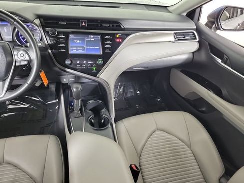 Used 2018 Toyota Camry SE FWD image 17