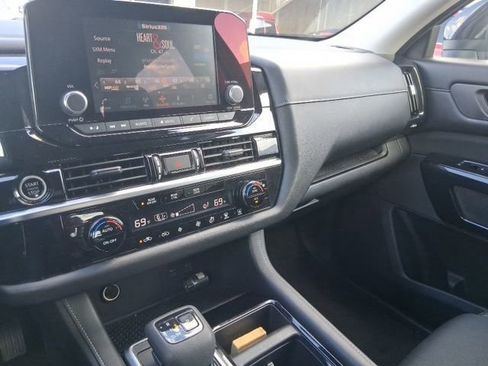 Used 2022 Nissan Pathfinder SV FWD image 6