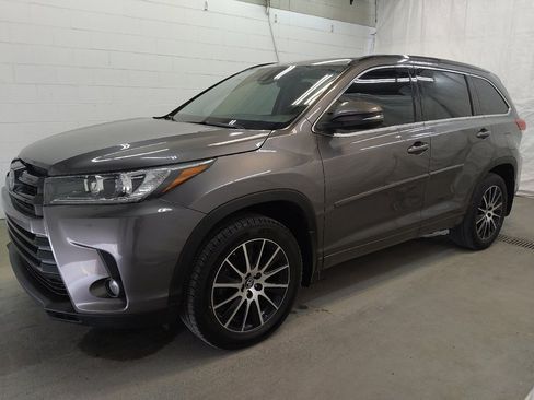 Used 2017 Toyota Highlander XLE image 2