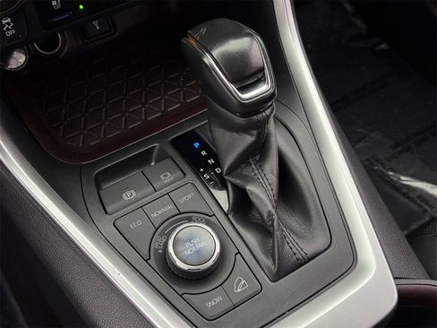 Used 2021 Toyota RAV4 Limited image 18