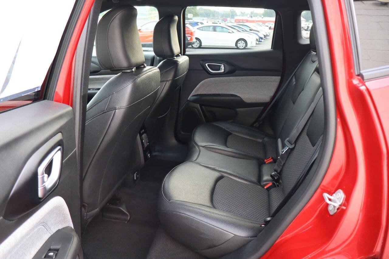 Used 2025 Jeep Compass Latitude AWD/4WD image 5