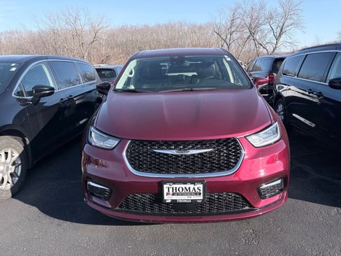 Used 2023 Chrysler Pacifica Touring-L image 2