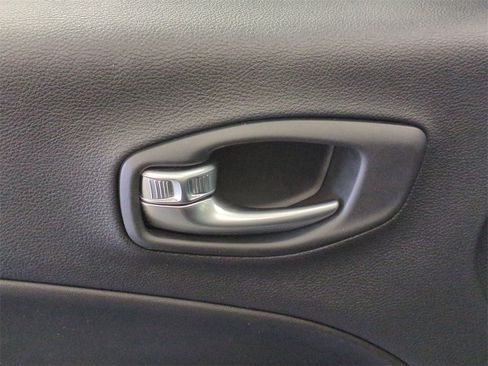 Used 2020 Jeep Compass Latitude w/ Cold Weather Group image 11