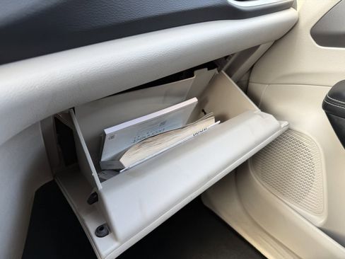 Used 2023 Chrysler Pacifica Touring-L image 31