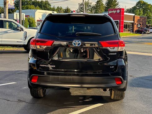 Used 2019 Toyota Highlander LE w/ Carpet Mat Package (TMS) AWD/4WD image 5