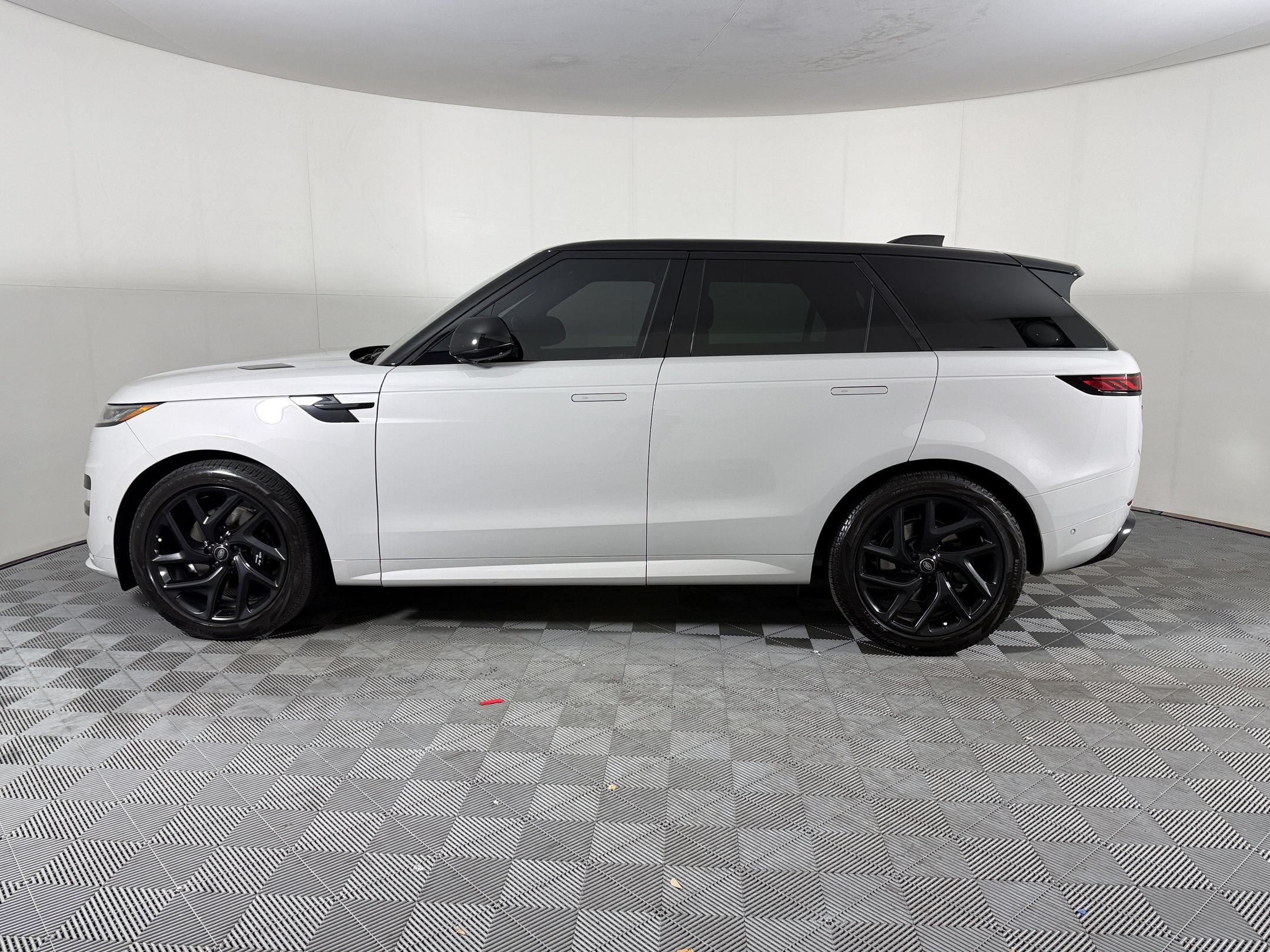 Used 2024 Land Rover Range Rover Sport Dynamic SE AWD/4WD image 2